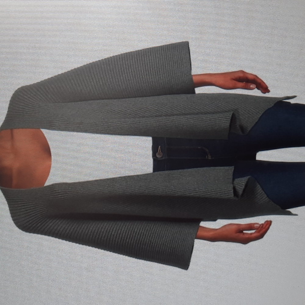 Gray ribbed cloak